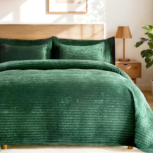 Luxury Velvet Quilt Set Queen Size 3 Pieces，Soft Cozy Oversized Striped Velvet Comforter Set with 2 Pillow Shams，Lightweight Coverlet Bedspread Bedding Set for All Seasons(Forest Green,90"x96") ROMROL