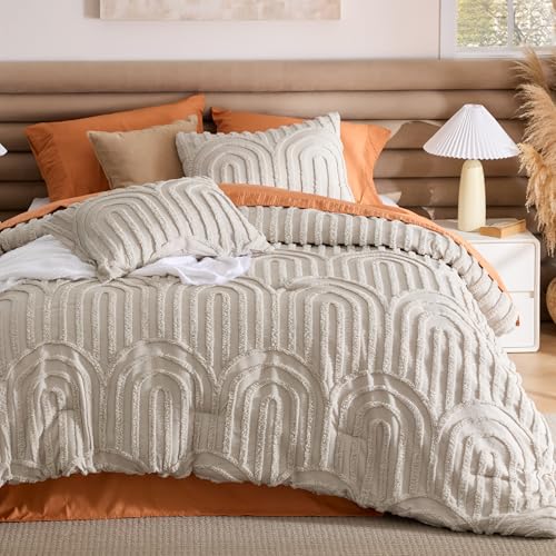 Bedsure Boho Tufted Beige Comforter King Size, GentleSoft™ 3 Pieces Boho Farmhouse Decor Bedding, Arch Shabby Chic Bedding for All Seasons, 1 Bed Comforter, 2 Pillow Shams, 104x90 Inches Bedsure