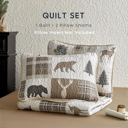 Wake In Cloud - Rustic Quilt Set, Cabin Lodge Christmas Bear Moose Deer Wildlife Western Patchwork Country, Reversible Lightweight Bedspread Coverlet, 3 Pieces, Tan Brown, Twin/Twin XL Size Wake In Cloud