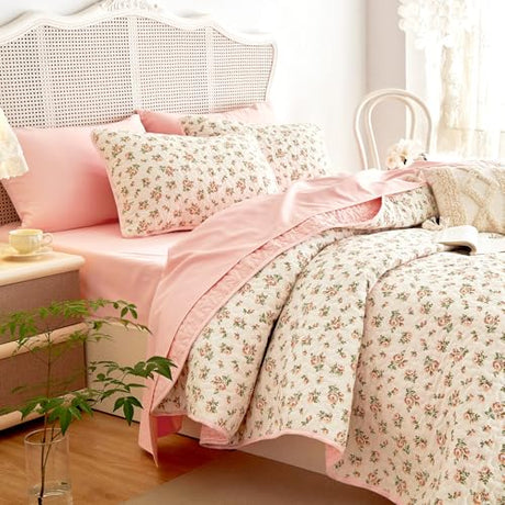 Wake In Cloud - Floral Quilt Set, Coquette Cottagecore Shabby Chic Flower Pattern for Women Teen Girls, Reversible Lightweight Bedspread Coverlet, 3 Pieces, Peach Blush, Queen/Full Size Wake In Cloud