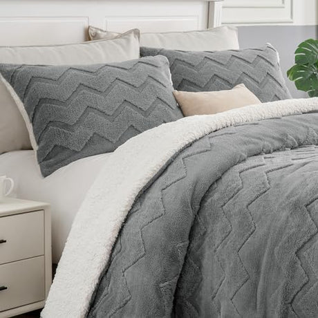 BEDELITE Fluffy Queen Comforter Set - Super Soft Sherpa Grey Comforter for Queen Size Bed, Luxury Warm Bedding Set for Winter, Fuzzy Bed Set 3 Pieces (1 Comforter, 2 Pillowcases) BEDELITE