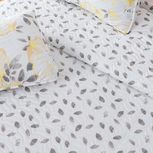 Great Bay Home Floral King Quilt Set with Shams, Yellow Floral Bedding Set, All-Season, Lightweight Bedspread. Reversible. Farmhouse Bedding. (King, Helene) Great Bay Home