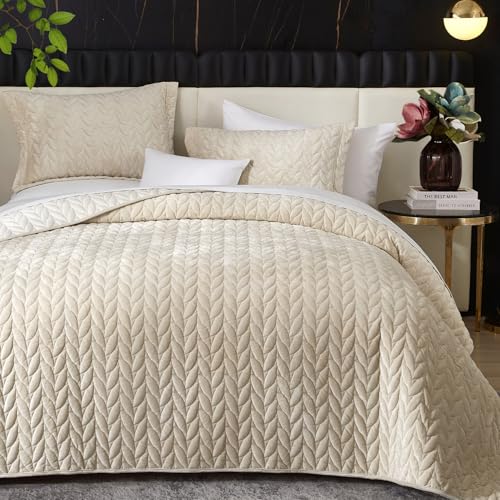 Ivellow Luxury Velvet Quilt Set King Size Bedding Sets Lightweight Ultra Soft Velvet Comforter Set Leaves Chevron Stitch Oversized Bedspread Coverlet 3 Pcs Full Bed Cover Sets for All Seasons Beige Ivellow