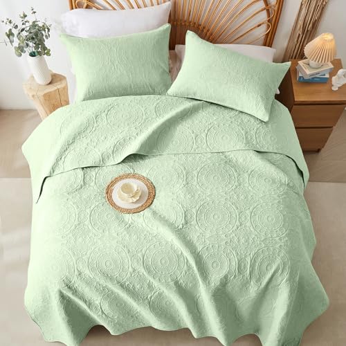 WURUIBO Light Green Quilt Set Twin Size, Embossing Microfiber Bedspreads with Pillow Sham, Ligthweight Breathable Thin Coverlet, Reversible Bedding Set for All Season (1 Quilt, 1 Pillow Sham) WURUIBO