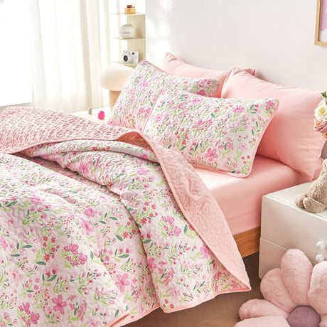 Wake In Cloud - Floral Quilt Set, Coquette Cottagecore Shabby Chic Flower for Women Teen Girls, Reversible Lightweight Bedspread Coverlet, 3 Pieces, Light Pink, Twin/Twin XL Size Wake In Cloud