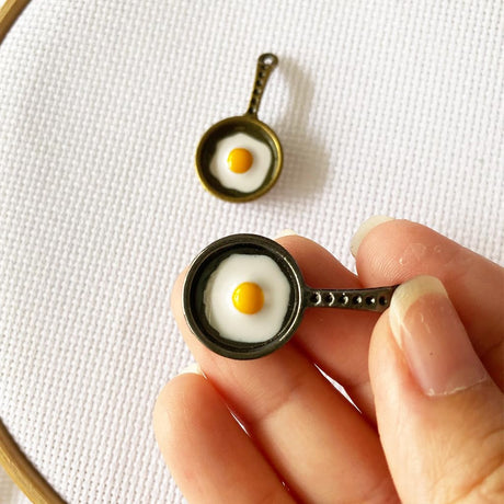 DPXWCCH Pack of 2 Frying Pan Needle Minders, Magnetic Needle Holder for Cross Stitch Embroidery Sewing Needlework Accessories DPXWCCH