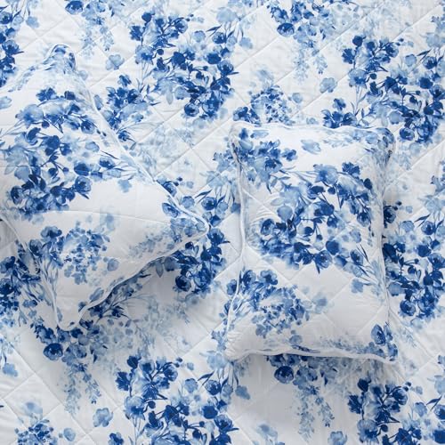 Great Bay Home Floral Twin/Twin XL Quilt Set with Shams, Blue Floral Bedding Set, All-Season, Lightweight Bedspread. Reversible, Farmhouse Bedding. (Twin/Twin XL, Jacqueline) Great Bay Home