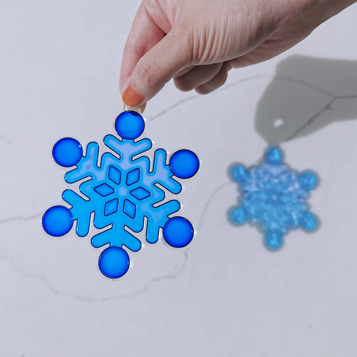 Winlyn 24 Sets Snowflake Suncatchers Ornaments Decorations DIY Window Paint Art Suncatchers Christmas Craft Kits Hanging Snowflake Sun Catchers for Kids Christmas Winter Home Classroom Party Activity Winlyn