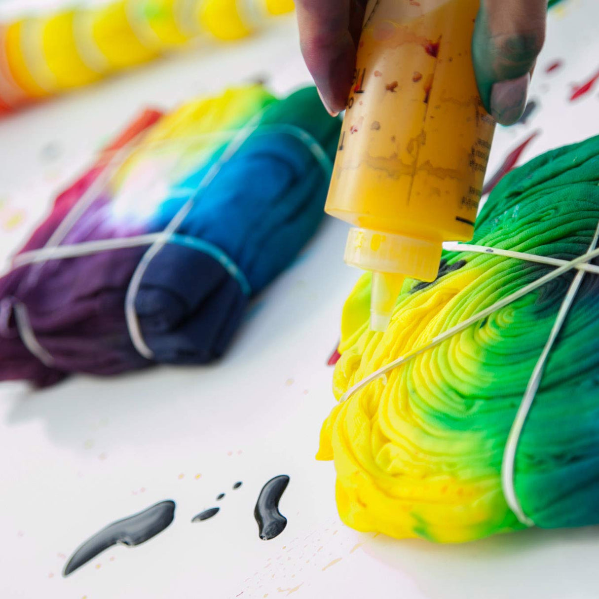 Tulip One-Step Tie-Dye Kit Party for 5, Large Party Activity, Arts & Crafts Gift, Vibrant Colors, Permanent Fabric Dye, Easy Clean-up, 8 Fun Techniques Included, 15 Prefilled Full Size Bottles Tulip