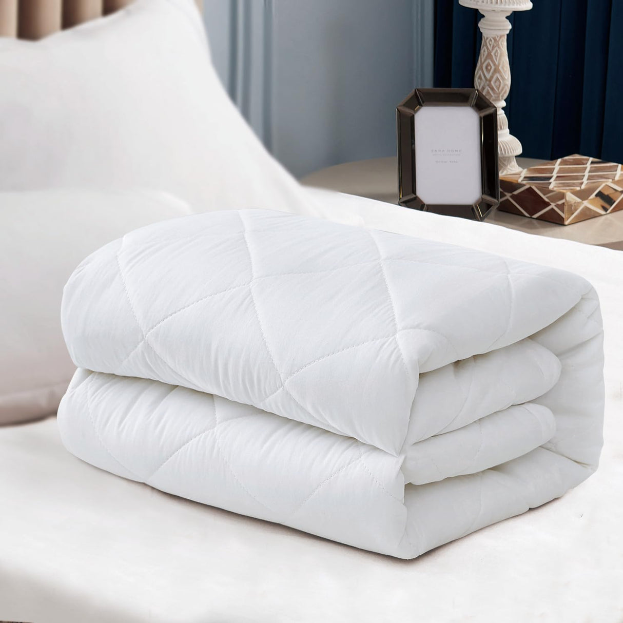 EIUE Quilted Mattress Pad - Lightweight Yet Substantial, Elastic Fitted Mattress Topper Protector, Breathable Mattress Protector with Secure Fit,Machine Washable,Queen(60x80inches),White EIUE