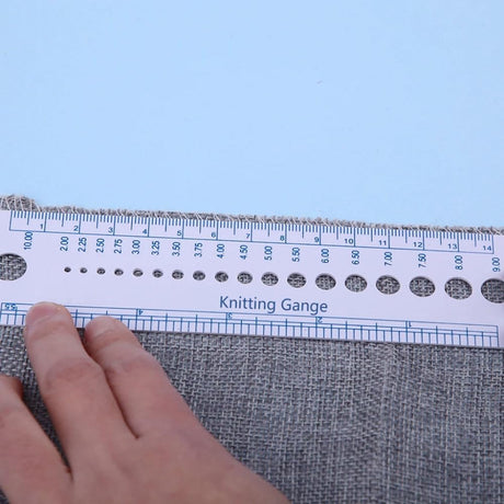 AYLIFU 2 PCS Plastic Knitting Needle Gauge Ruler Knitting Needle Sizer Knitting Gauge Measuring Tool for Sewing or Student Study (2 Colors) AYLIFU