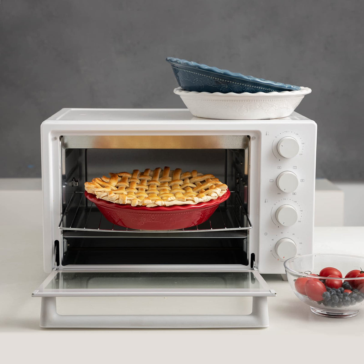 Fun Elements Pie Pan, 9 Inch Ceramic Pie Dish, Deep Dish Pie Pan with Lace Emboss, Ruffled Pie Plate for Baking, Thanksgiving Christmas Gifts(Christmas Red) FE FUN ELEMENTS