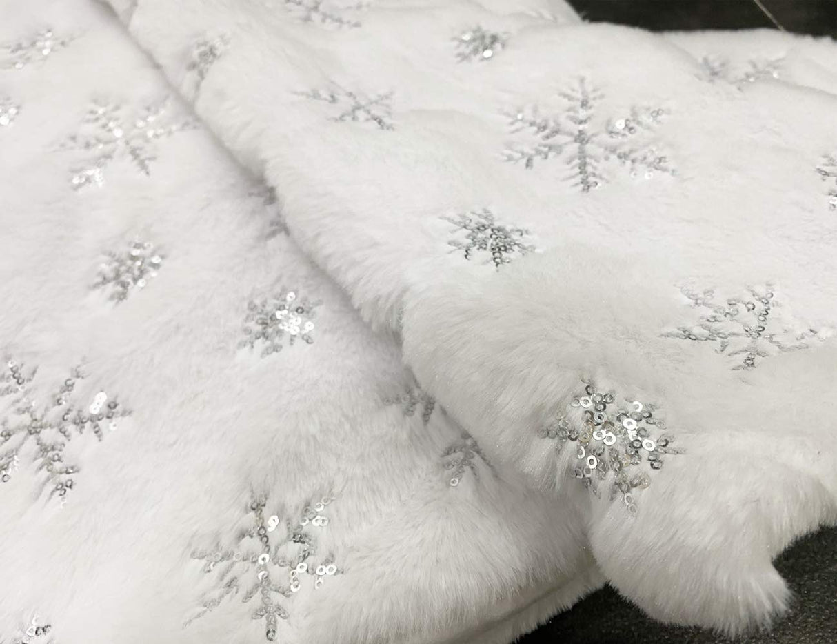 CHICHIC 48 Inch Large Christmas Tree Skirt White Tree Skirt Xmas Faux Fur Tree Skirts Christmas Decorations for Holiday Tree Ornaments Christmas Party Home Decorations with Sequin Silver Snowflakes CHICHIC