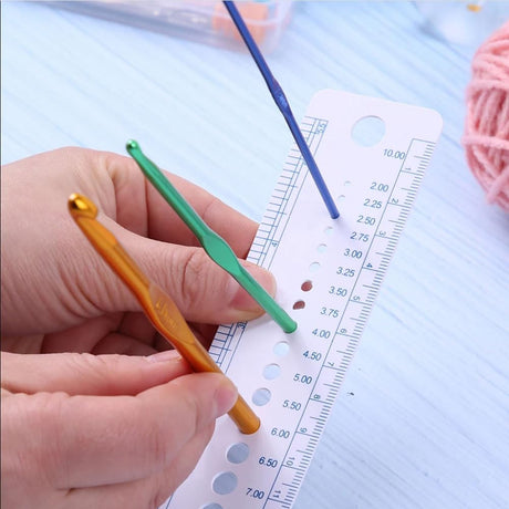 AYLIFU 2 PCS Plastic Knitting Needle Gauge Ruler Knitting Needle Sizer Knitting Gauge Measuring Tool for Sewing or Student Study (2 Colors) AYLIFU
