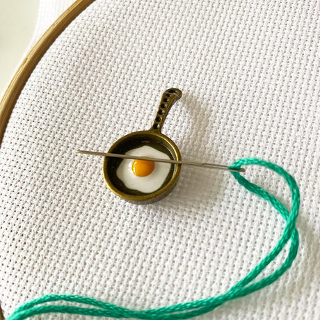 DPXWCCH Pack of 2 Frying Pan Needle Minders, Magnetic Needle Holder for Cross Stitch Embroidery Sewing Needlework Accessories DPXWCCH