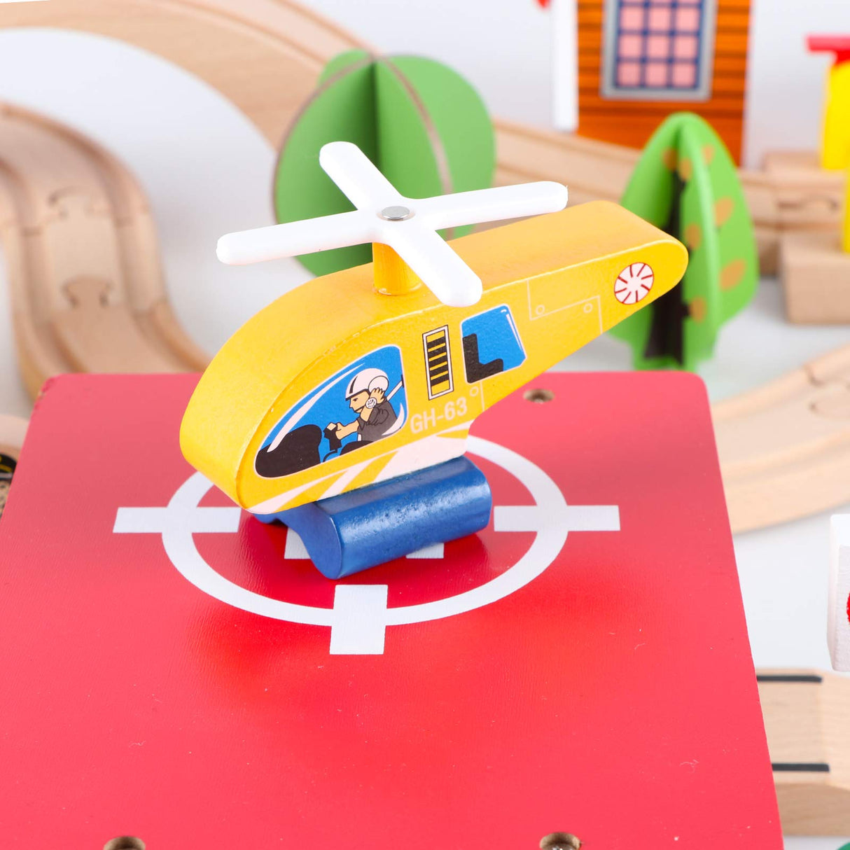 Qilay 69 PCS Wooden Train Set -Premium Wood Train Tracks & Trains Toys for Toddlers 3,4,5 Years Old, Expandable Train Toys Railway Kits for Girls Qilay