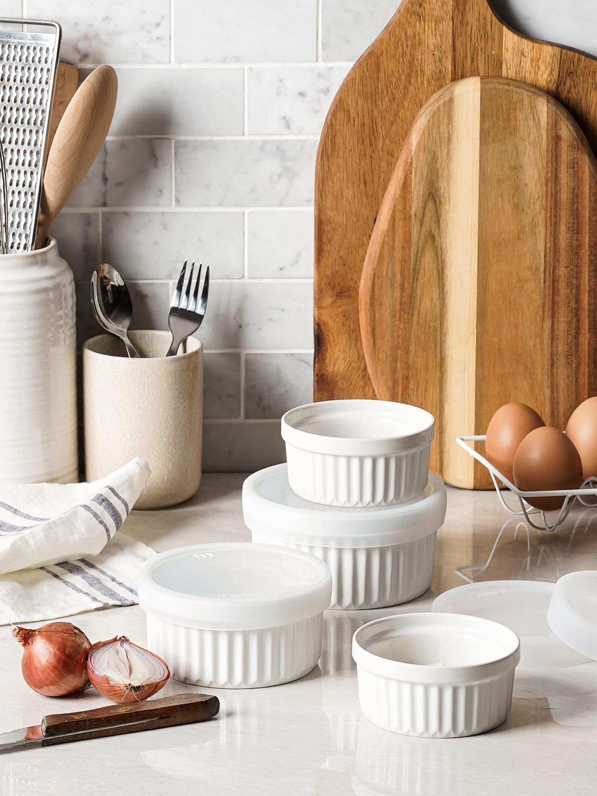 LE TAUCI Ramekins with Lids, 8 OZ Ramekins Oven Safe, Creme Brulee Ramekin Bowls, Ceramic Souffle Dishes with Covers, Custard Cups for Baking, Pudding, Serving Dip, Ice Cream, Set of 4, White LE TAUCI