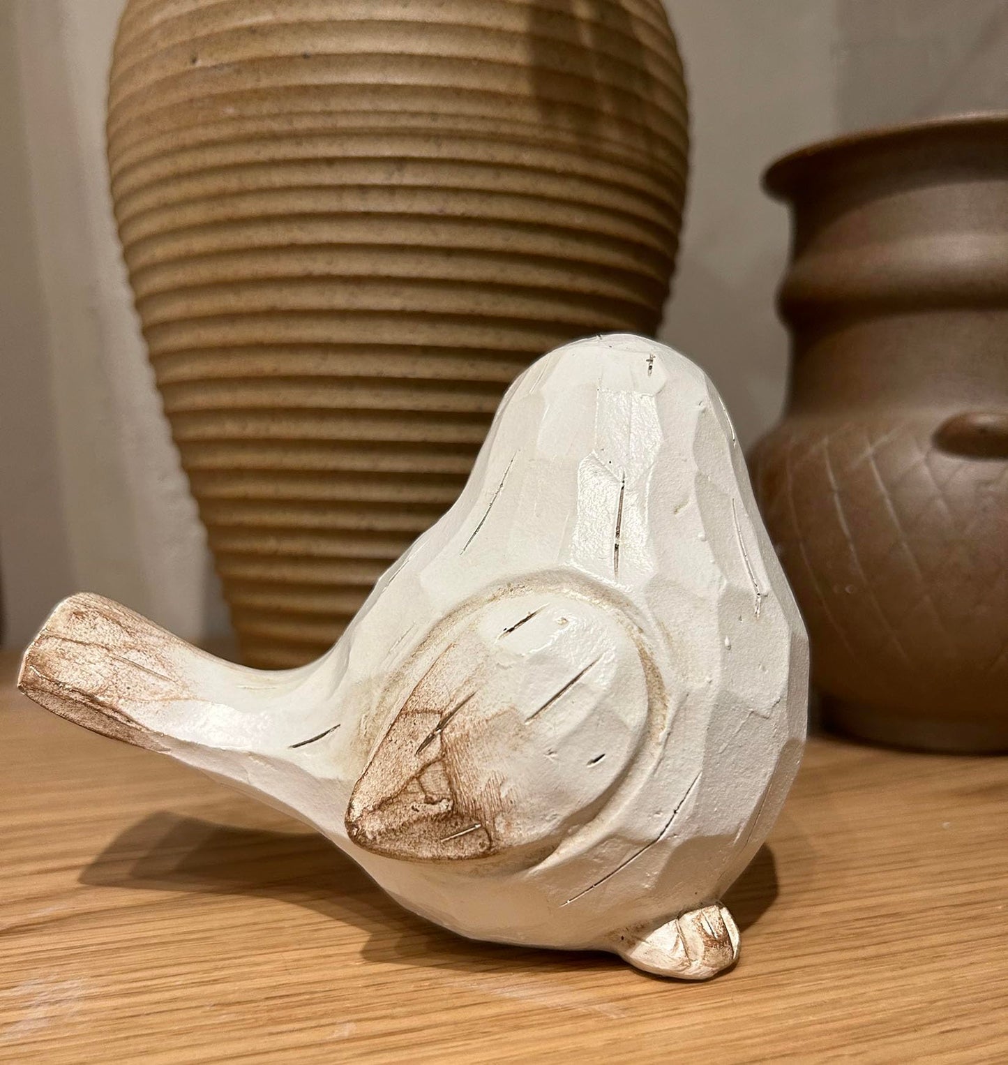 WHITE Bird Table Decor Wood Grain Effect Bird Figurine, Bird Statue Sculpture - Carved Rustic Animal Bird Ornaments - Home Decor Accents Collectible Bird Figurine for Wedding Housewarming Christmas