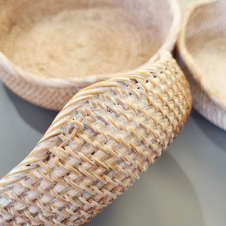Handmade White Rattan Round Fruit Basket Food Storage Bowls Kitchen Organizer Snack Serving Bowl Wavy Edge Circle Tray Basket, Boho Home Décor Display Tray for Table, Dining Room,M amololo