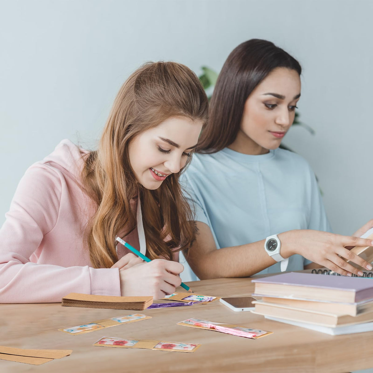 200 Pcs Bookmark Holder Set Kraft Bookmark Sleeves Transparent Self Adhesive Bag DIY Blank Bookmark Cover Display Cards for Bookmark Wrapping Small Business Packaging Supplies Party Favor Gift Honoson