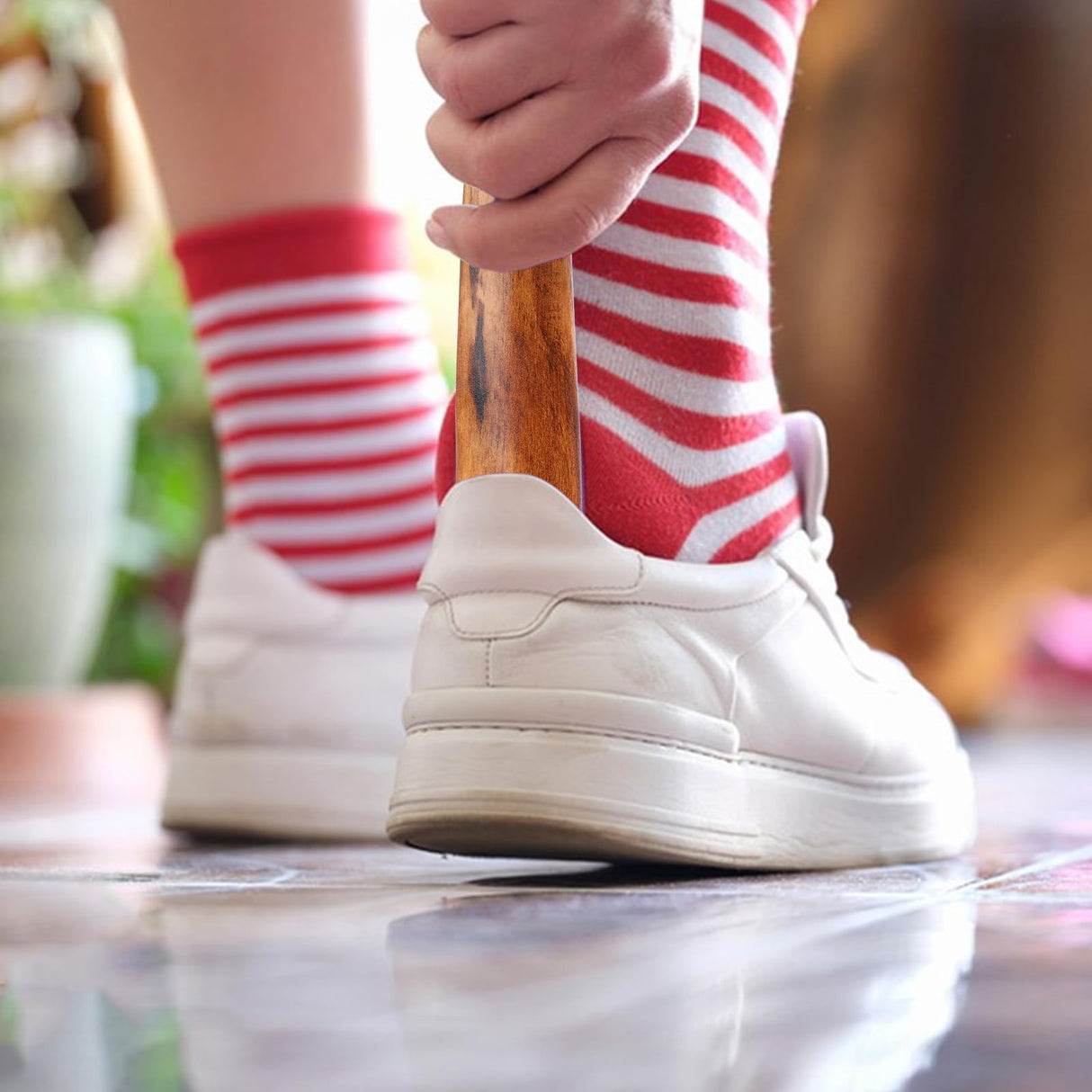 Piriuuo Wood Shoehorn, 6" Short Handle Shoe Horn with Leather Lanyard Non Slip Shoe Lifter Lazy Shoes Aid Tool Easy Wear Helper Shoehorns for Seniors Pregnancy Men Women Kids Piriuuo