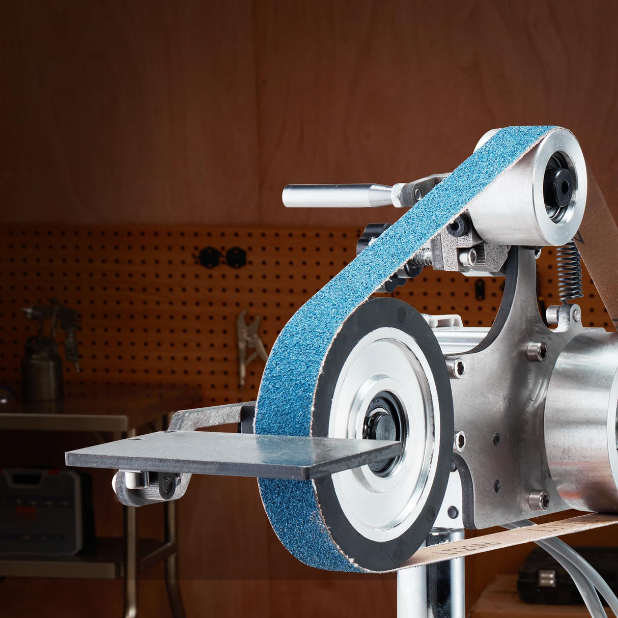 VEVOR Belt Grinder Sander, 30 x 1-Inch Variable Speed Belt Polisher with VFD, 550W Polishing Grinding Machine with 2 Grinding Moulds & 3PCS Sanding Belts for Metalworking, Knife Making VEVOR