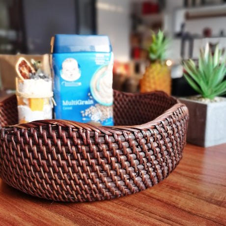AMOLOLO Handmade Rattan Round Fruit Basket Food Storage Bowls Kitchen Organizer Snack Serving Bowl 10 Inch Wavy Edge Circle Tray Basket with 3” Deep Wall, Dark Brown Décor Display Tray Bowl, M amololo