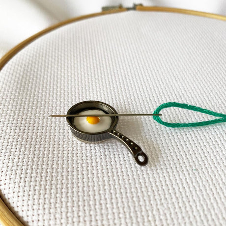 DPXWCCH Pack of 2 Frying Pan Needle Minders, Magnetic Needle Holder for Cross Stitch Embroidery Sewing Needlework Accessories DPXWCCH