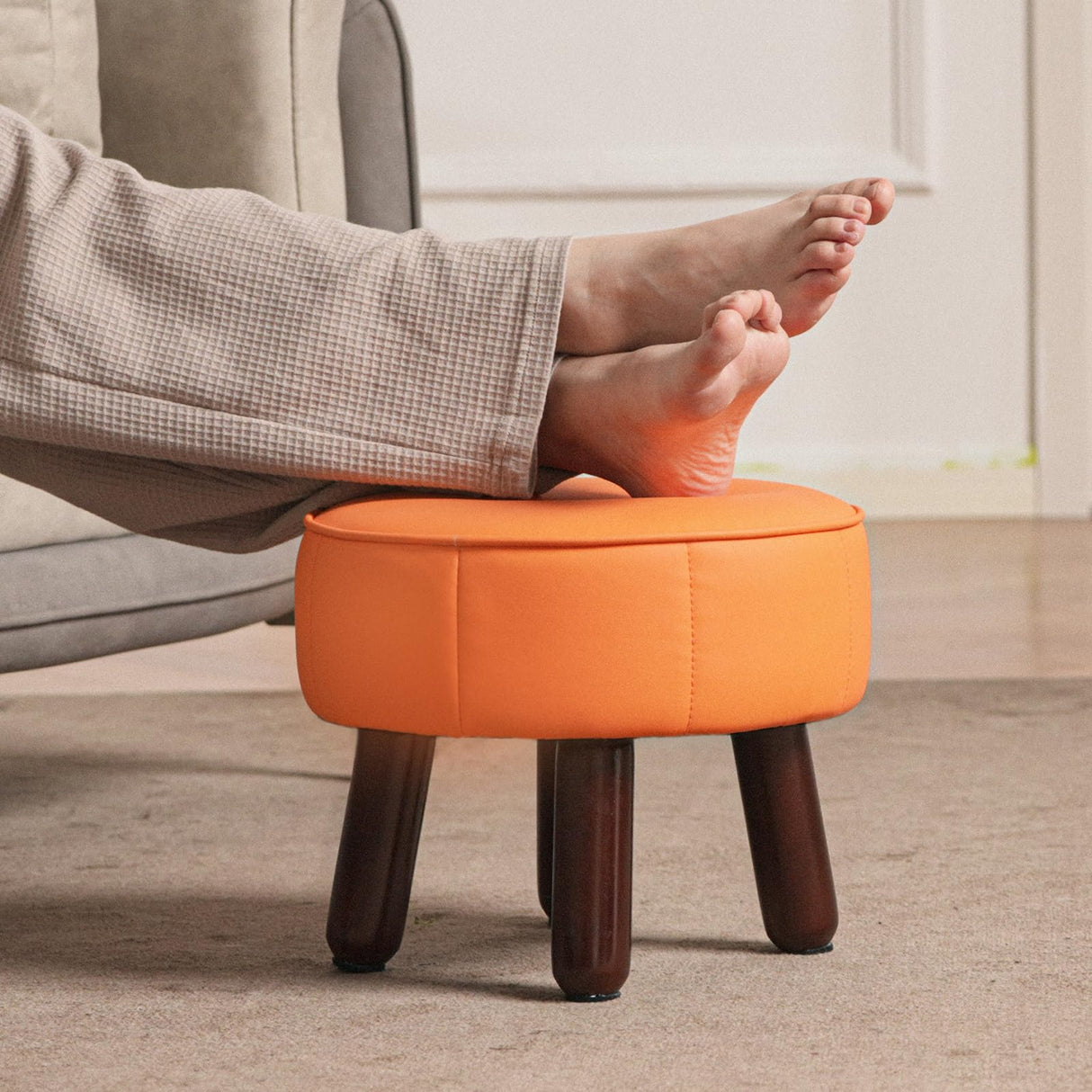 oakvivo 13in Small Foot Stool Ottoman, Round Faux Leather Foot Rest for Couch, Under Desk Pouf Footstool Footrest with Non-Skid Rubber Legs for Ling Room, Bedroom, 13''L x 13''W x 10.2''H, Orange oakvivo