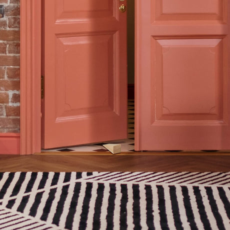 Small Wooden Door Stop Stopper Wedge, 4 Pack Soild Wood Non-Slip Doorstop Wedge with Sturdy and Durable, Security Door Stopper Fit for Bottom of Door On Tile, Concrete, Carpet, Wooden Floor (4 Pack) Homakover