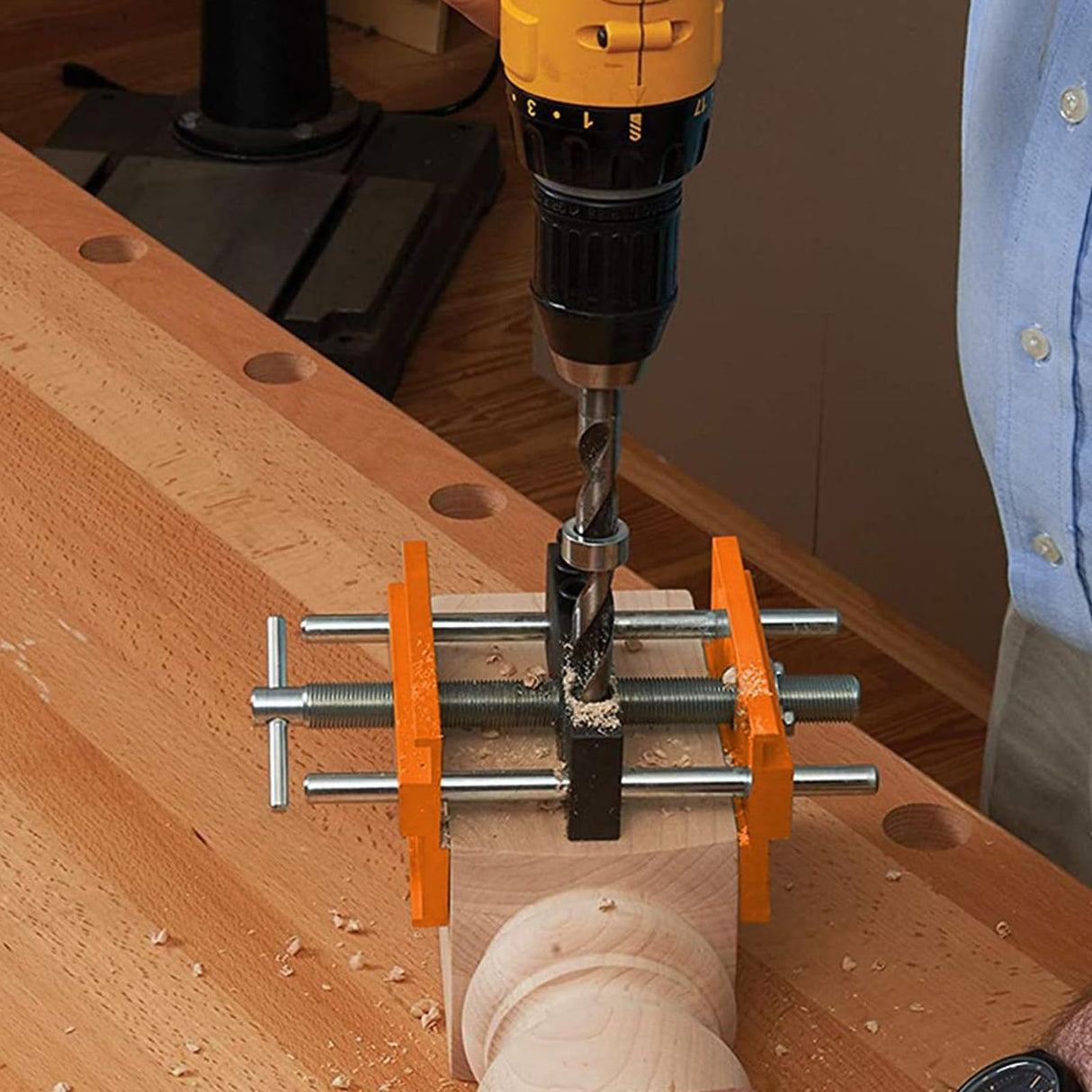 Omninmo Self Centering Doweling Jig, Adjustable Width Dowel Jig Kit for Straight Holes, Biscuit Joiner Set with 3 Drill Bits, 6 Drill Guide Bushings, 30 Wooden Dowels Omninmo