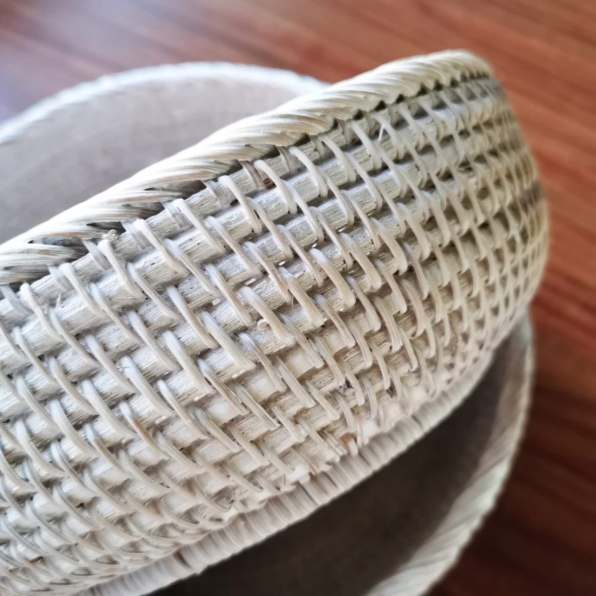AMOLOLO Wash White Round Rattan Bowl Basket,White Decorative Handmade Wicker Key Holder, Decorative Woven White Rattan Basket Tray with Wrapping Edge and 2 Inch Deep Wall,7.9"x2.4" amololo