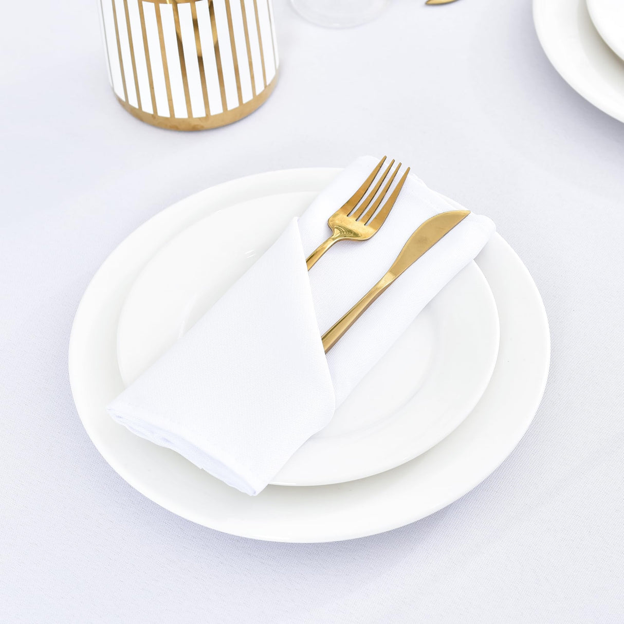 Wolkemer Set of 4 White Cloth Napkins 17 x 17 Inches Solid Washable Polyester Dinner Napkins with Hemmed Edges for Dinners Parties Weddings Banquets Events Table Decoration Wolkemer