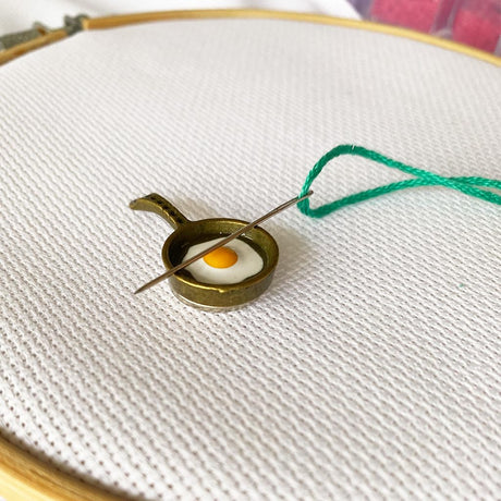 DPXWCCH Pack of 2 Frying Pan Needle Minders, Magnetic Needle Holder for Cross Stitch Embroidery Sewing Needlework Accessories DPXWCCH