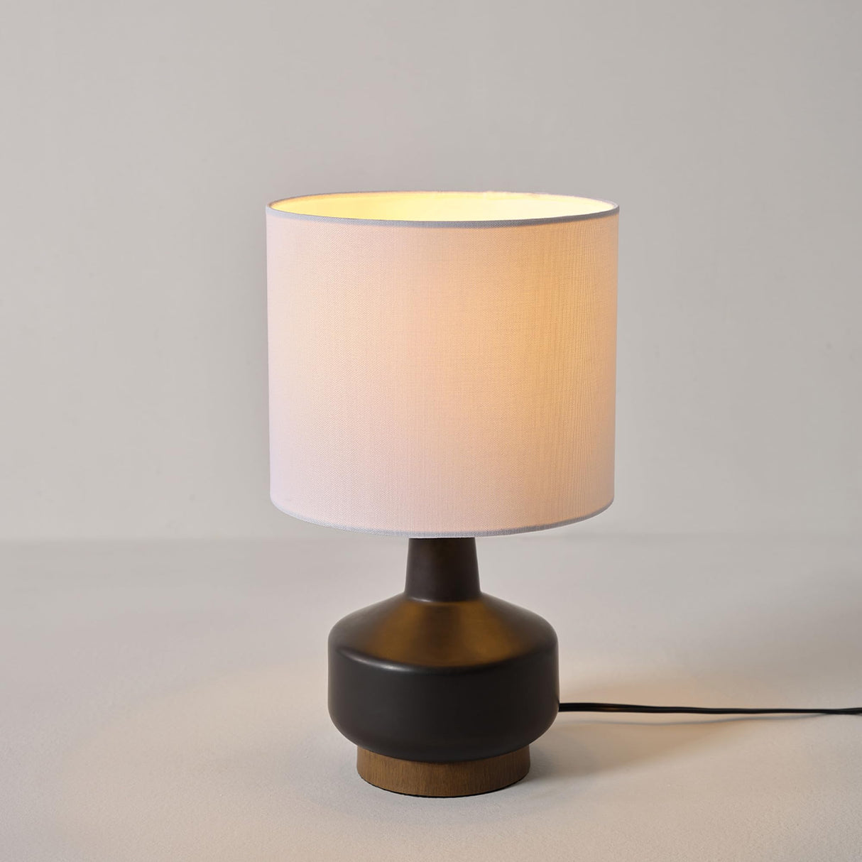 Globe Electric 61000049 17" Ceramic Table Lamp, Soft Beige Finish, White Linen Shade, On/Off Rotary Switch on Socket, Table Lamp for Living Room, Home Décor, Lamps for Bedroom, Room Décor Globe Electric