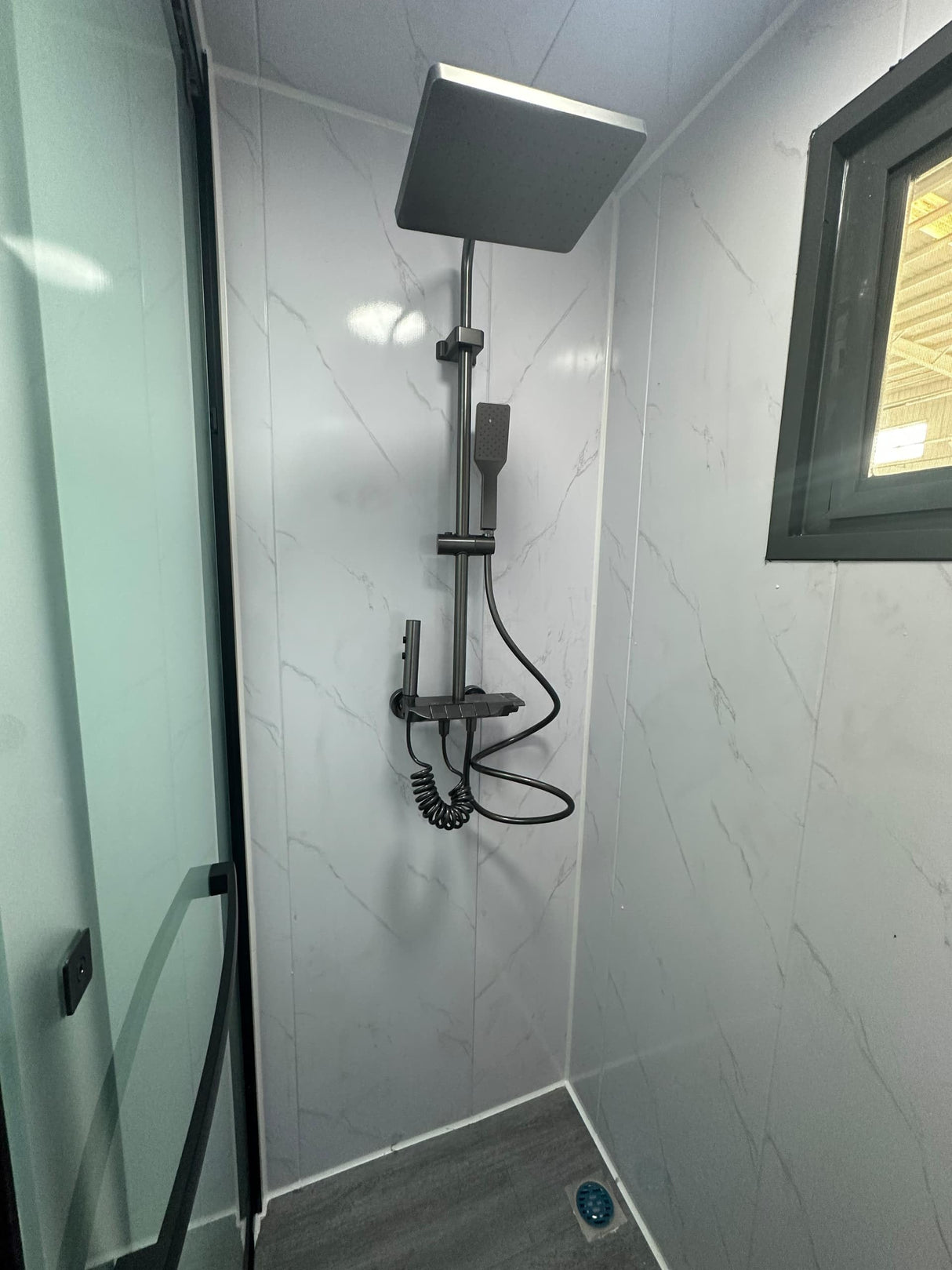 𝗣𝗼𝗿𝘁𝗮𝗯𝗹𝗲 𝗘𝘅𝗽𝗮𝗻𝗱𝗮𝗯𝗹𝗲 𝗖𝗼𝗻𝘁𝗮𝗶𝗻𝗲𝗿 𝗛𝗼𝗺𝗲 - 40ft 3 Bedroom Customizable prefab Home with Kitchen, Toilet, Bathroom, Electrical, Plumbing, Quick Assembly Modular Unit Generic