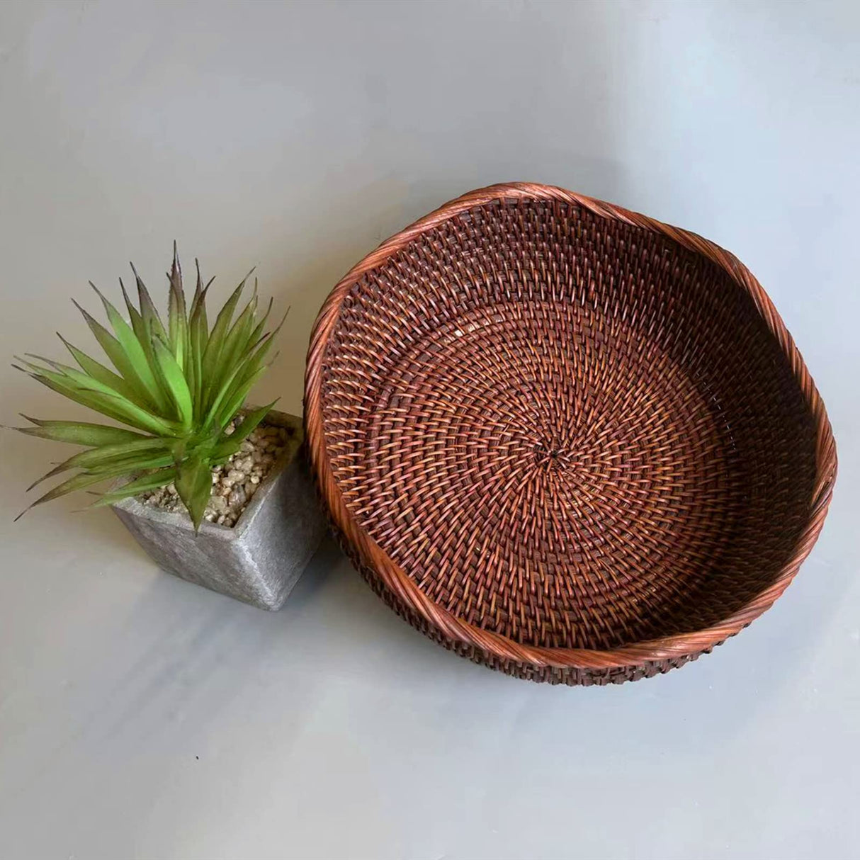AMOLOLO Handmade Rattan Round Fruit Basket Food Storage Bowls Kitchen Organizer Snack Serving Bowl 10 Inch Wavy Edge Circle Tray Basket with 3” Deep Wall, Dark Brown Décor Display Tray Bowl, M amololo