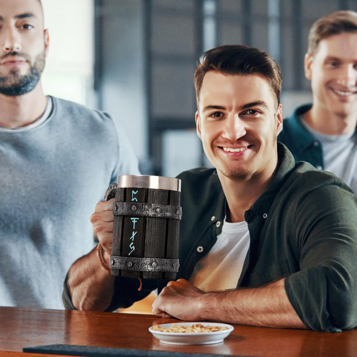 Dicunoy Wooden Viking Beer Mug, 17 OZ Stainless Steel Viking Barrel Tankard Beer Cup with Handle, Father's Day Gift Bucket Mug Norse Mythology Gift for Men, Him, Husband, Viking Enthusiasts Dicunoy