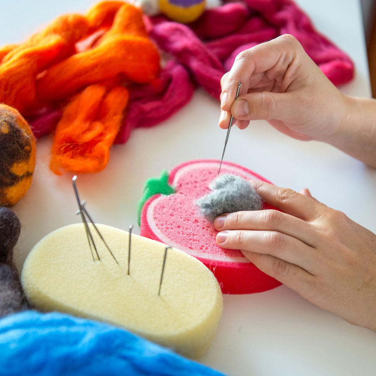 HDFCLUP Needle Felting Kit, Needle Felt Kits for Beginners, Wool Roving Set 40 Rolls, Needle Felting Tools Kit Wool Felt Tools with Instruction Included for Felted Animal Needle Felting Supplies HDFCLUP