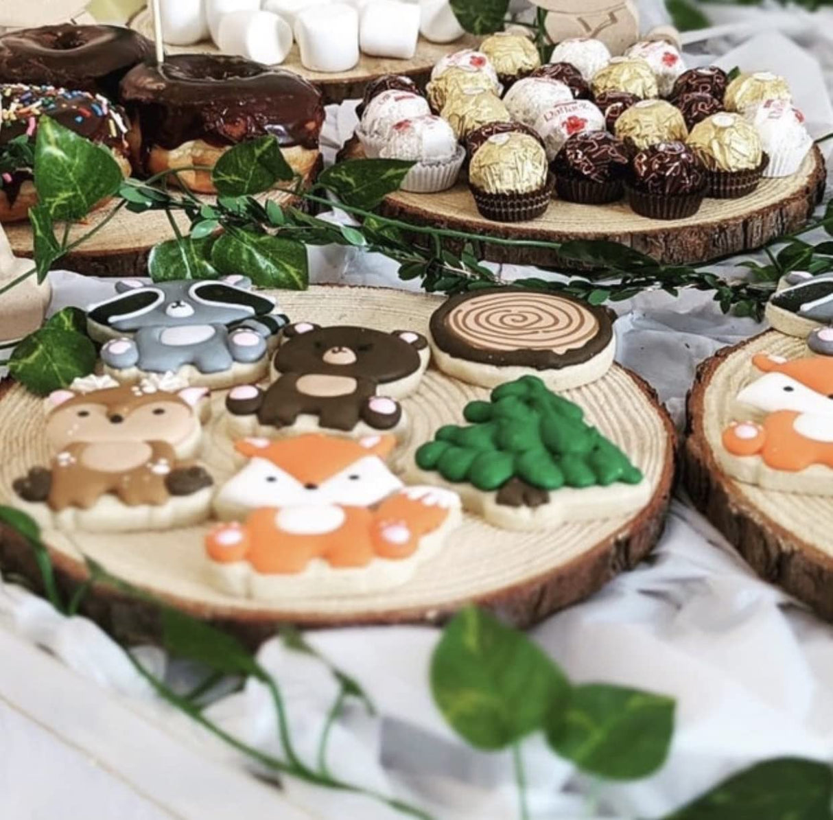 Set of (10) 9-10 inch Wood Slices for centerpieces! Wedding centerpieces, Baby Shower centerpieces, Birthday Party centerpieces, Bridal Shower centerpieces, Woodland centerpieces! (9 inch) Rustic Wood Slices Inc.