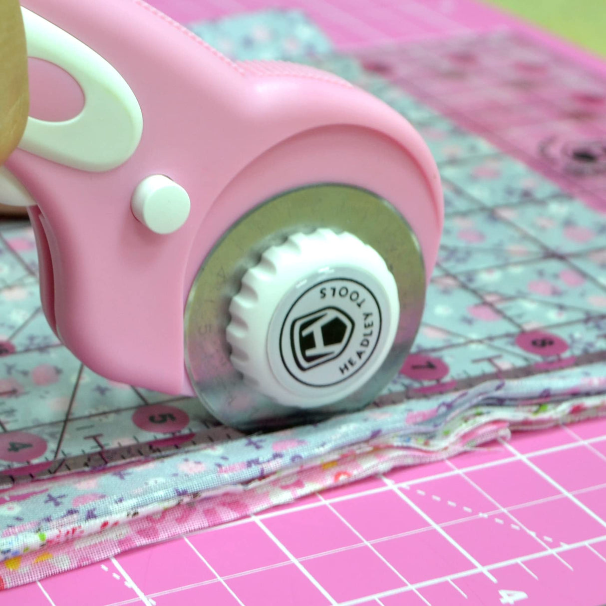 Headley Tools Rotary Cutter Set - 45mm Fabric Cutter, 5 Replacement Rotary Blades, A3 Cutting Mat, Quilting Ruler and Sewing Clips, Craft Knife Set, Ideal for Crafting, Sewing, Patchworking, Pink Headley Tools