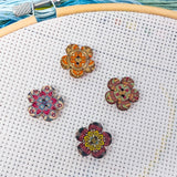 4 Pieces Retro Painted Small Flowers Needle Minder，Magnetic Pin Holder for Cross Stitch, Needlework and Embroidery Accessories，Magnetic Needle Nanny WoodArtSupply