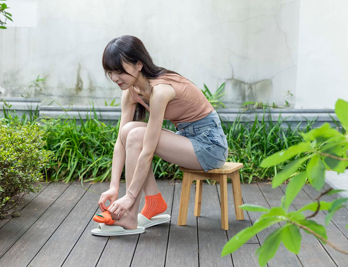 PELYN Bamboo Wooden Mini Step Stool for Kids with Non-Slip Rubber Feet, Small Step Foot Stools for Bedroom Kitchen Bathroom, Holds up to 300lbs, Sturdy and Easy Assembly PELYN