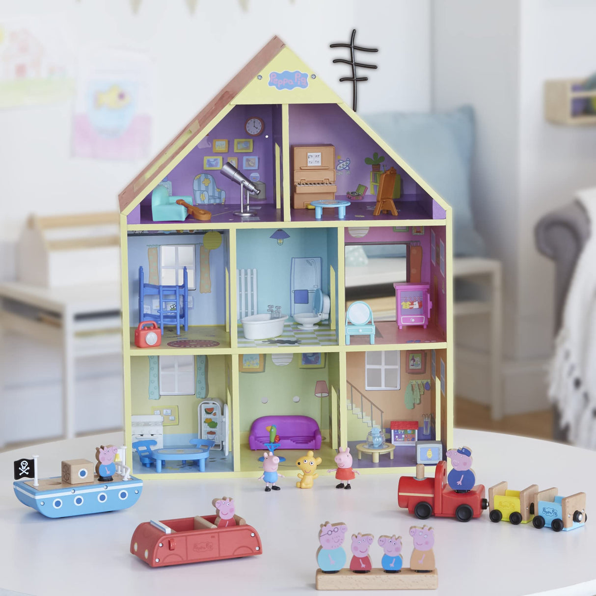 Peppa Pig Wooden Deluxe Playhouse, 8 Rooms, Includes 2 Fun Figures and 29 Accessories, Made of Responsibly Sourced Wood, for Ages 3 and Up (Amazon Exclusive) Peppa Pig