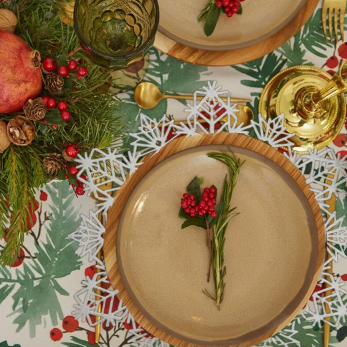 Christmas Snowflake Placemats Set of 4 Sliver Snowflake Place Mats Tablemats Round Vinyl Non-Slip Washable Table Setting for Christmas Dining Holiday Party Wedding Kitchen Table Mats Decor mdgfge