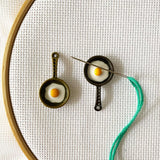 DPXWCCH Pack of 2 Frying Pan Needle Minders, Magnetic Needle Holder for Cross Stitch Embroidery Sewing Needlework Accessories DPXWCCH