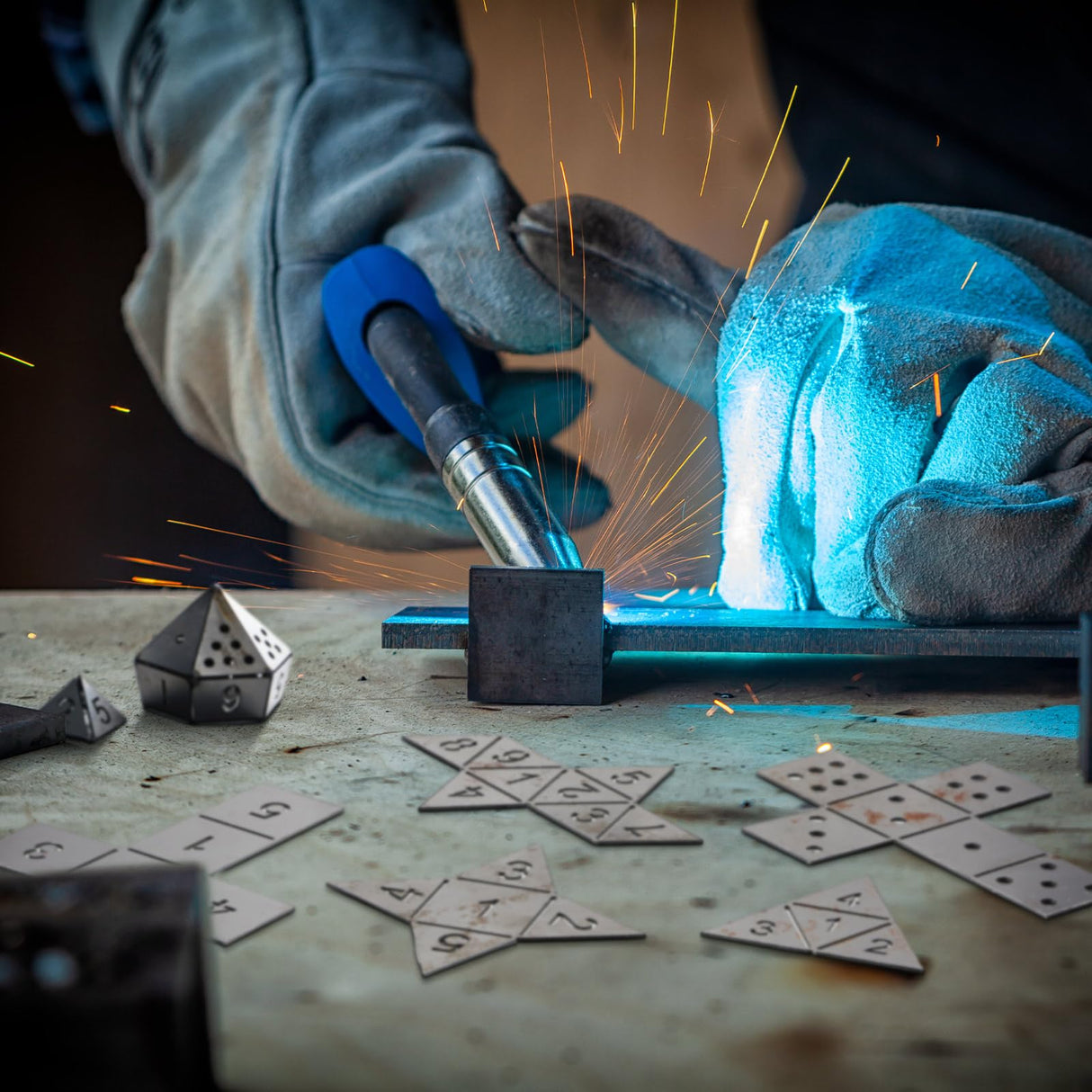 Therwen 9 Pieces Dice Welding Kit Welding Coupons DIY Welding Equipment Mild Steel Triangle Plate for Beginners TIG MIG Gas Arc Stick Welding Training Practice Accessories Tools, 8 Styles (1.5 Inch) Therwen