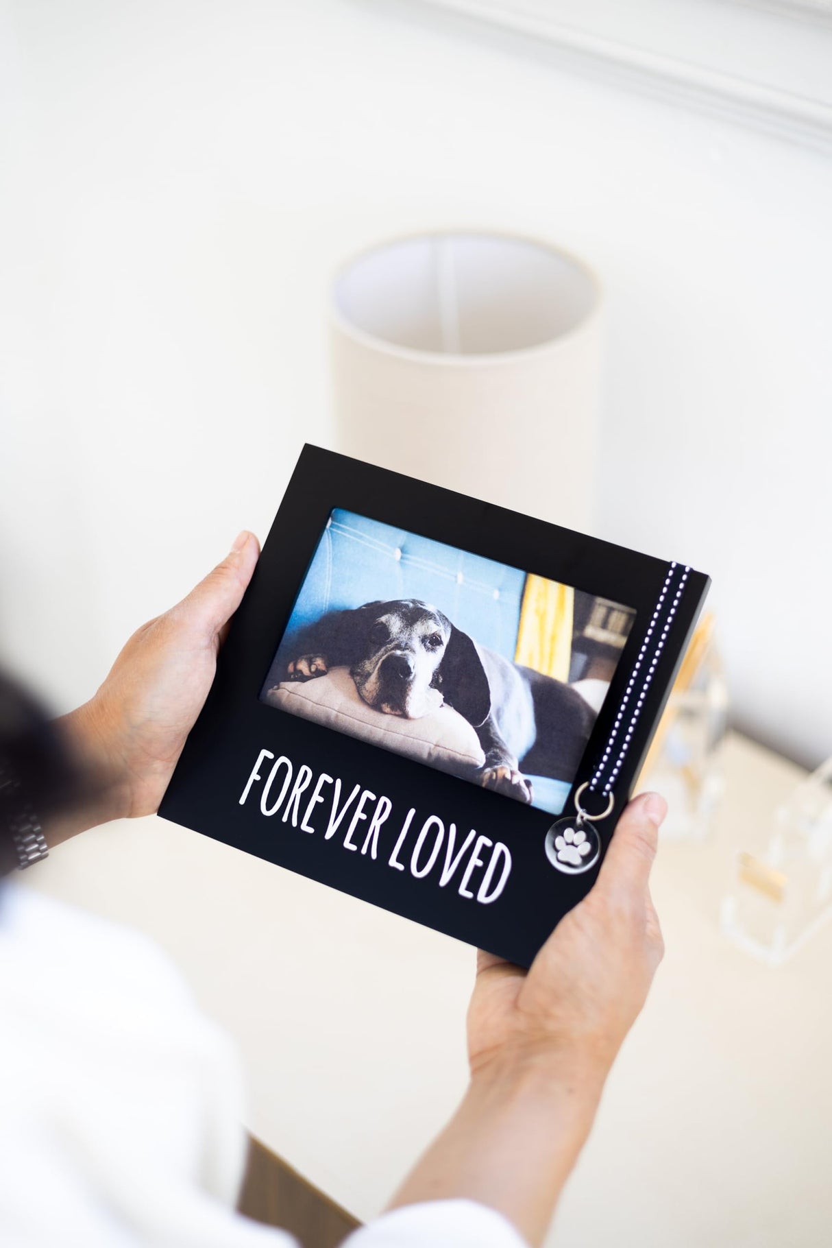 Pearhead Forever Loved Pet Keepsake Picture Frame, Photo Frame for Pet Owners and Dog Lovers, Ideal Memorial Gift for Loss of Dog and Pet Remembrance, Wall Mount And Tabletop Frame, Black Pearhead