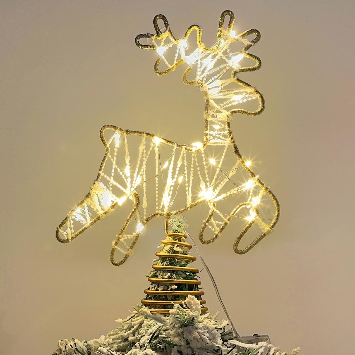 Juegoal Lighted Reindeer Christmas Tree Topper, Metal Xmas Glitter Elk Treetop Ornaments with 30 LED Warm White Lights, Battery Powered Light up 2D Deer Christmas Tree Decorations, Golden Juegoal
