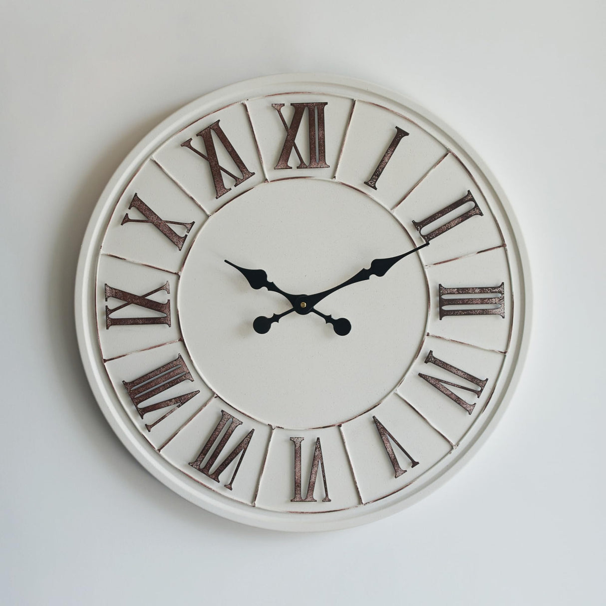 PILIHOME Large Farmhouse Wall Clock - 24 inch, Rustic White, Distressed Roman Numeral, Metal Face, Battery Operated, Modern Farmhouse Decorative Wall Clock for Living Room Decor PILIHOME